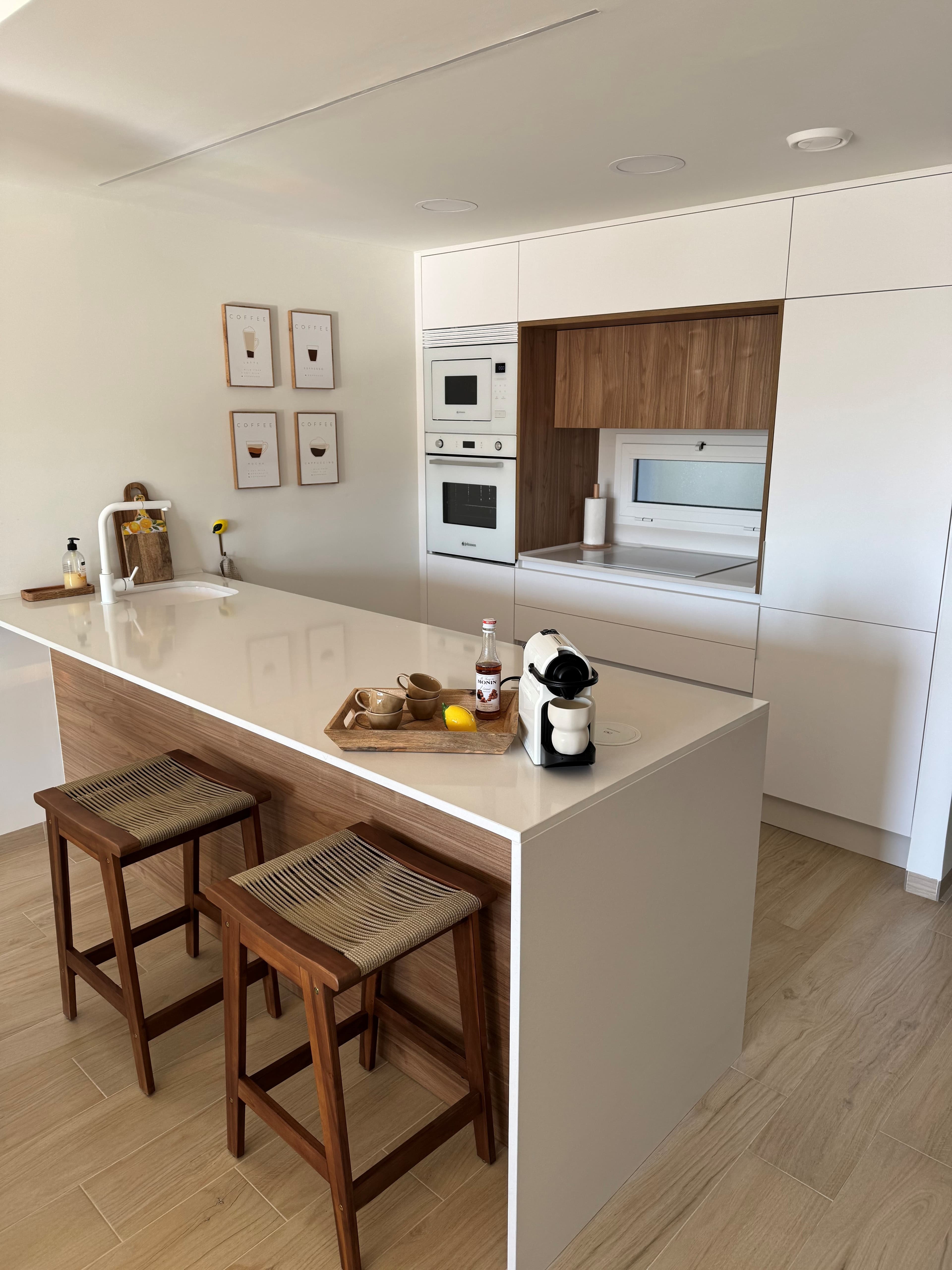 Moderne, volledig uitgeruste keuken